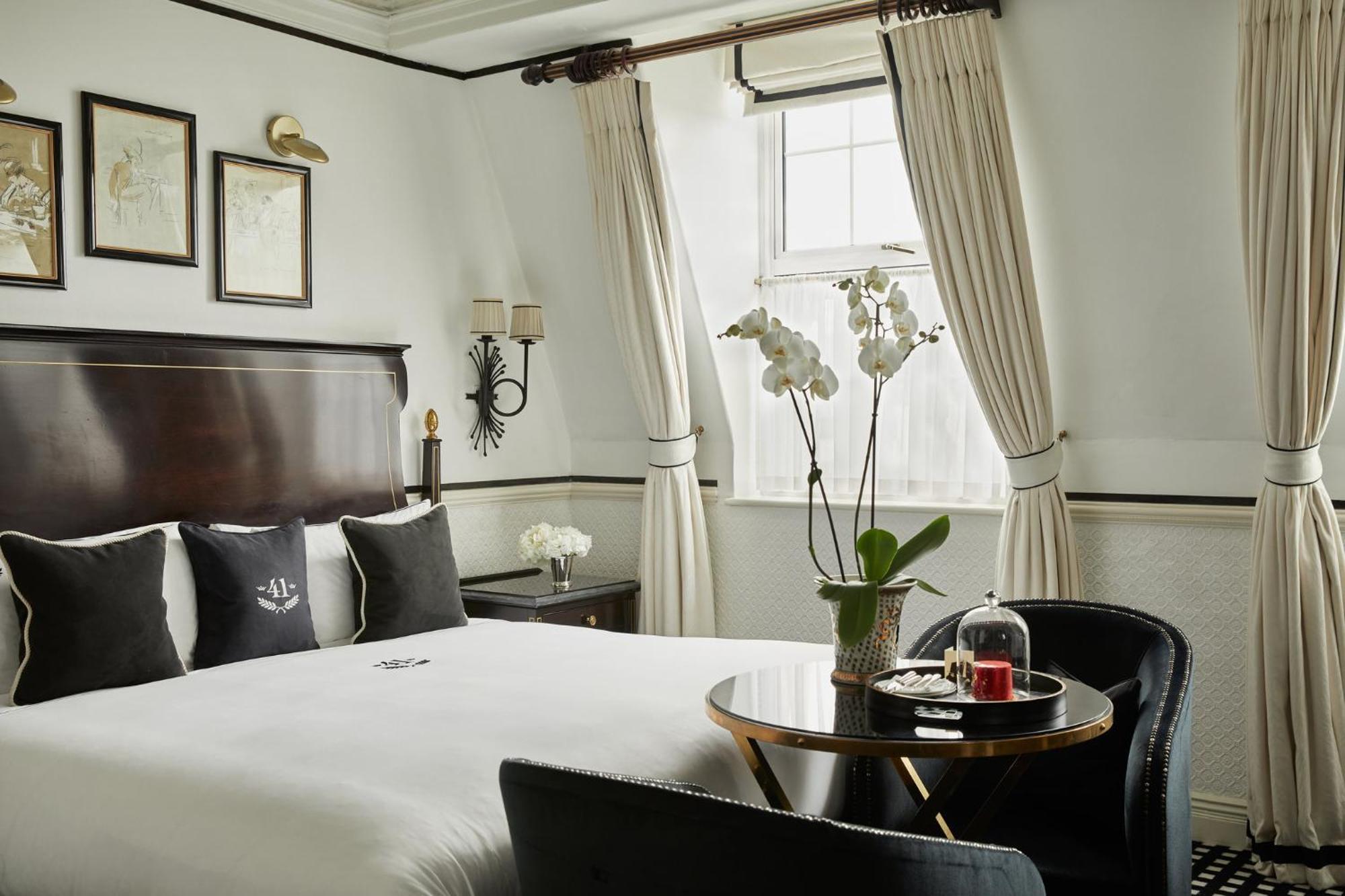 41 Hotel London Kültér fotó A room at The Ivy Hotel
