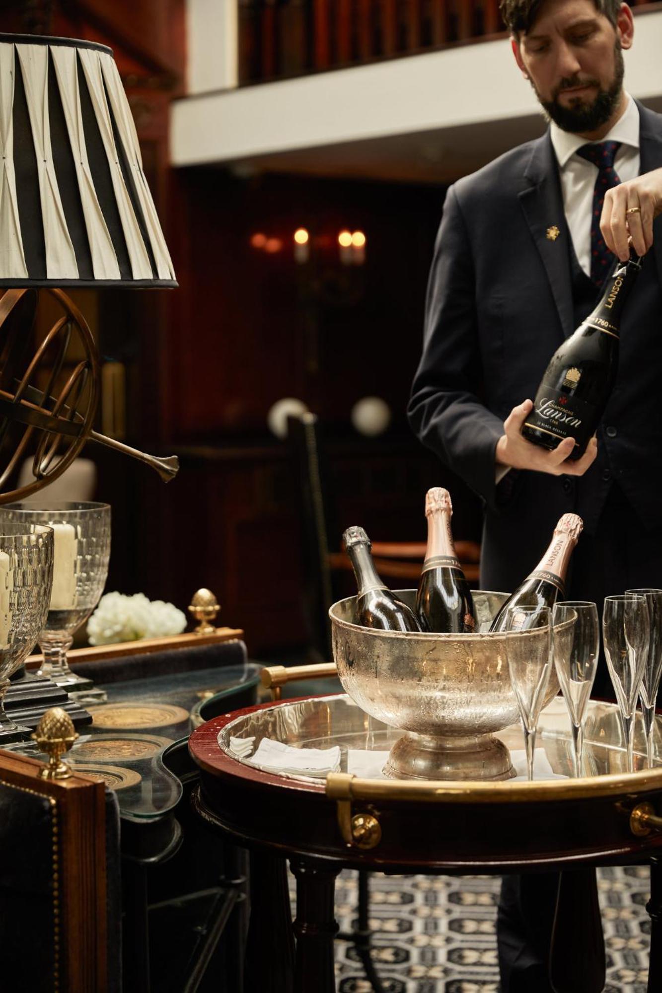 41 Hotel London Kültér fotó Champagne being served