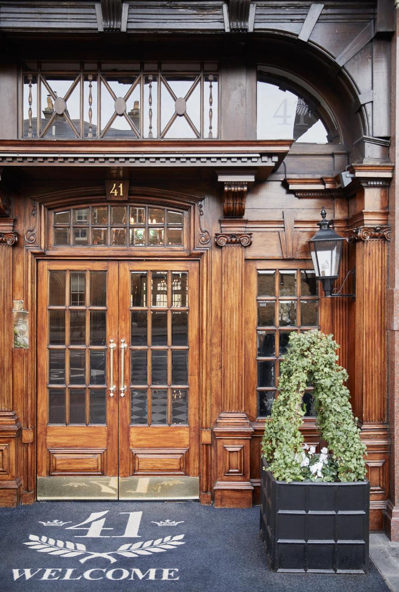 41 Hotel London Kültér fotó The entrance to 41 Sutton Place