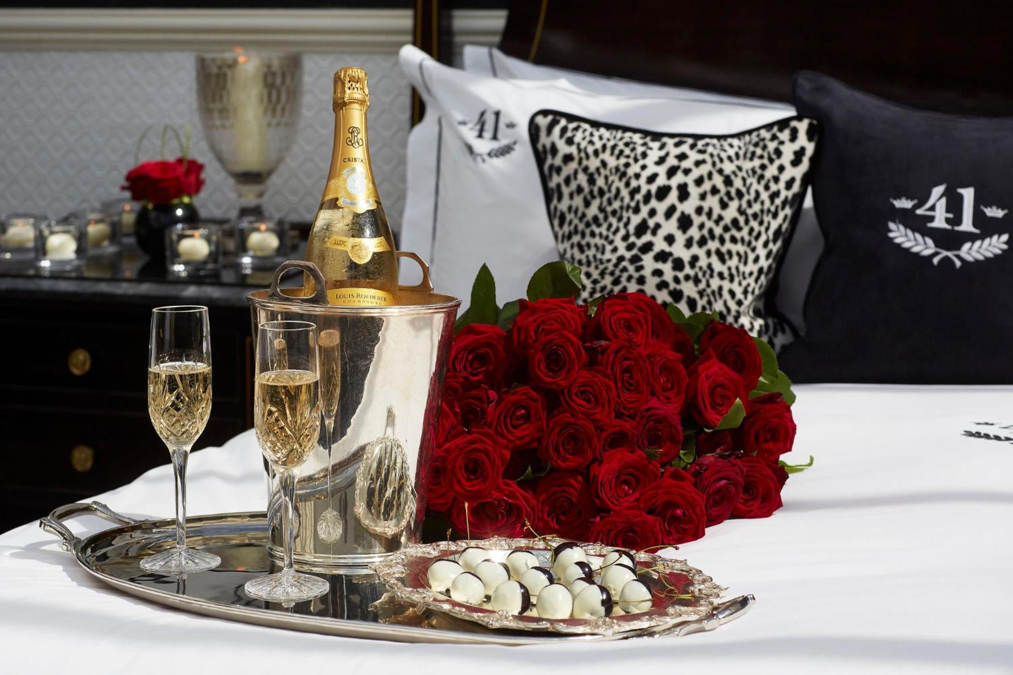 41 Hotel London Kültér fotó A bottle of Dom Pérignon