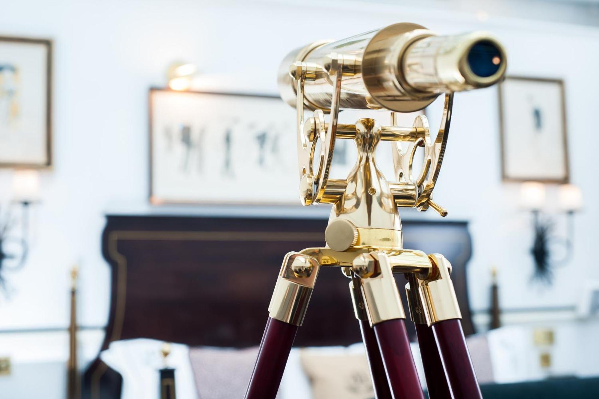 41 Hotel London Kültér fotó A telescope on a tripod