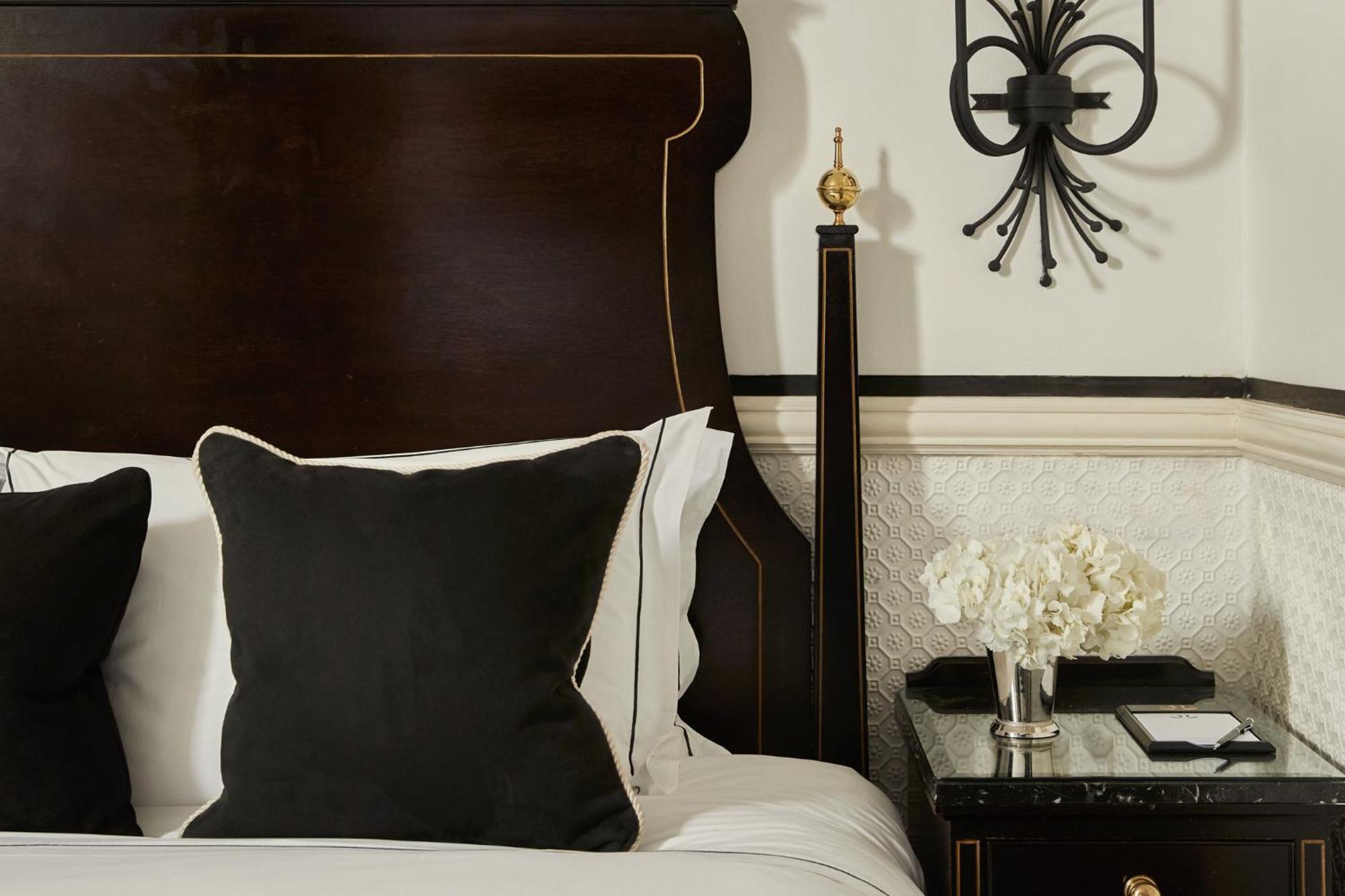 41 Hotel London Kültér fotó A bed at the Four Seasons Hotel