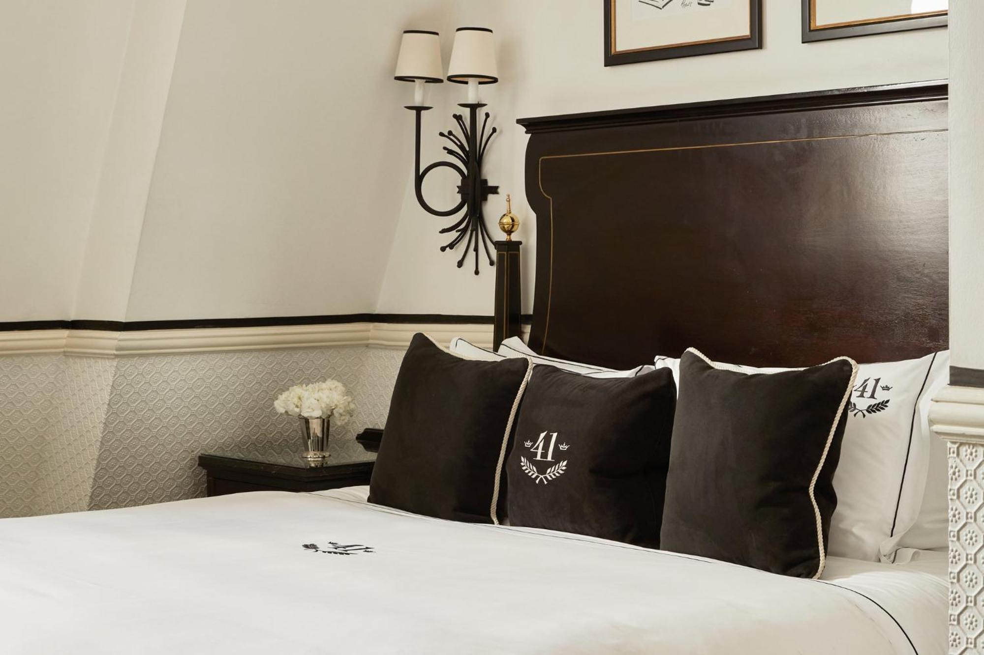 41 Hotel London Kültér fotó A bed at the Hotel de Crillon